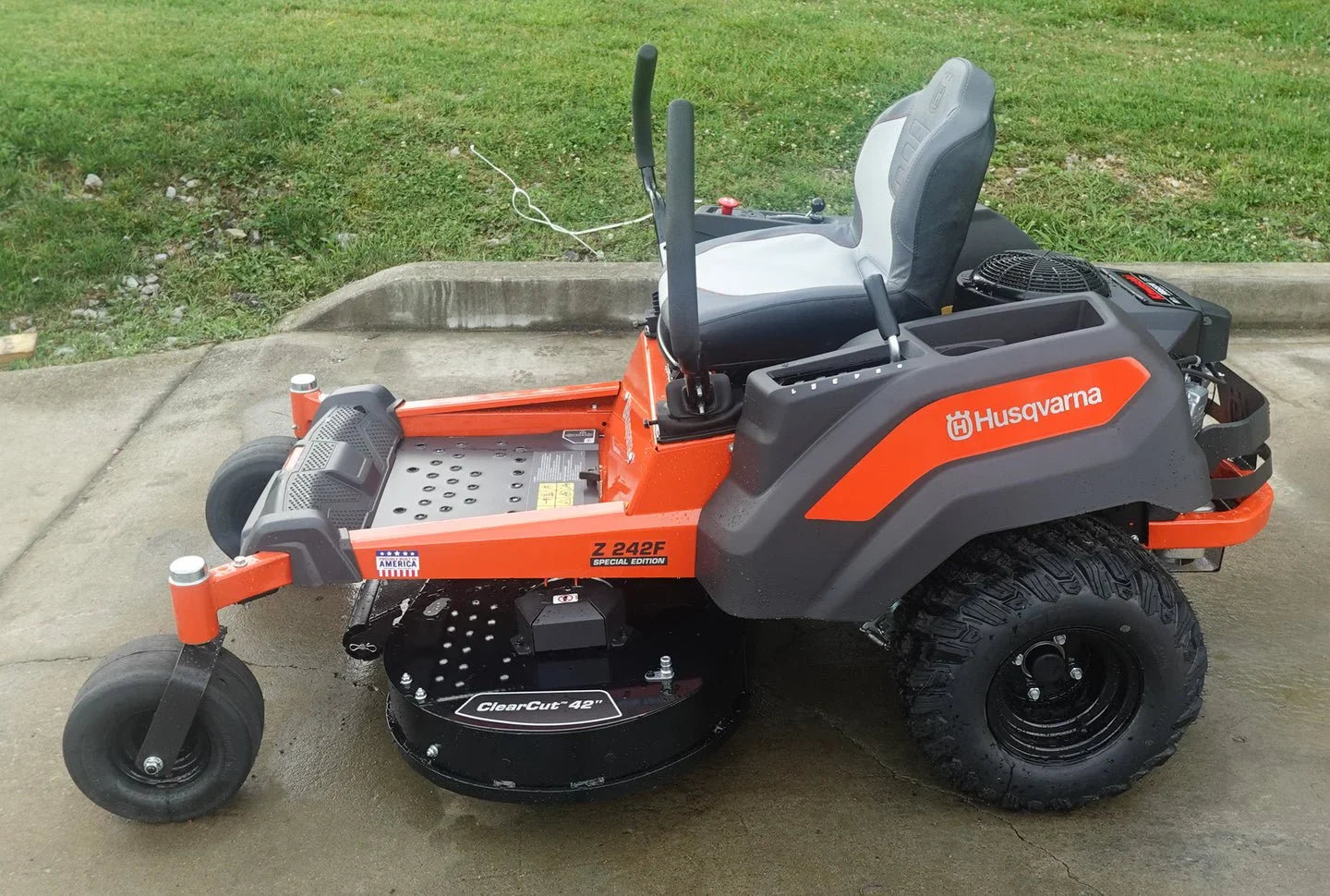 Husqvarna Z242F Special Editions 42" Zero Turn Mowers 21.5HP KAW (Scratch and Dent)
